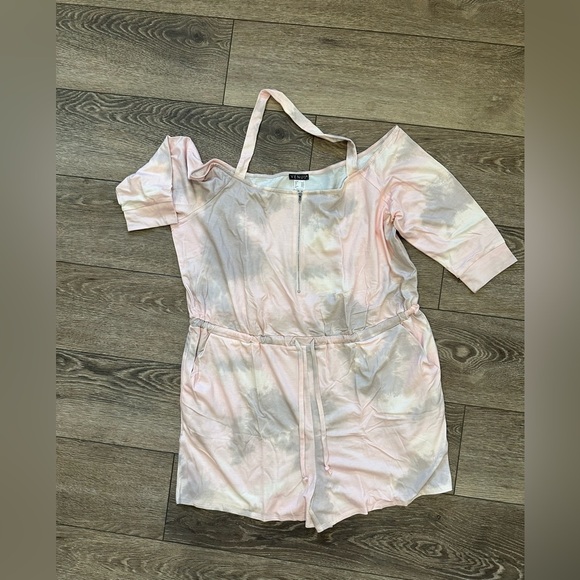 Venus NWT Pink and White Tie-Dye Off-Shoulder Romper 1X - Picture 2 of 6